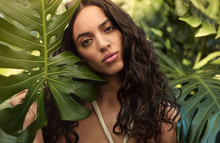 Treat dry hair with nutriplenish™