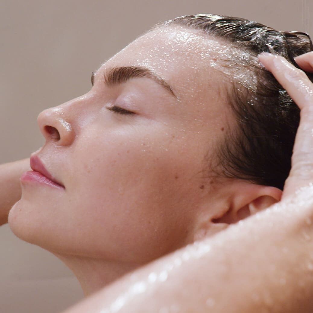 Cleanses to enhance shine and fight frizz.